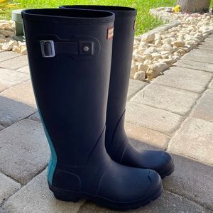 Hunter Wellington tall boots - navy with sky blue stripe